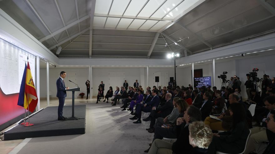 El presidente del Gobierno, Pedro Sánchez comparece antes los medios tras el Consejo de Ministros celebrado en el Palacio de La Moncloa en Madrid este martes.