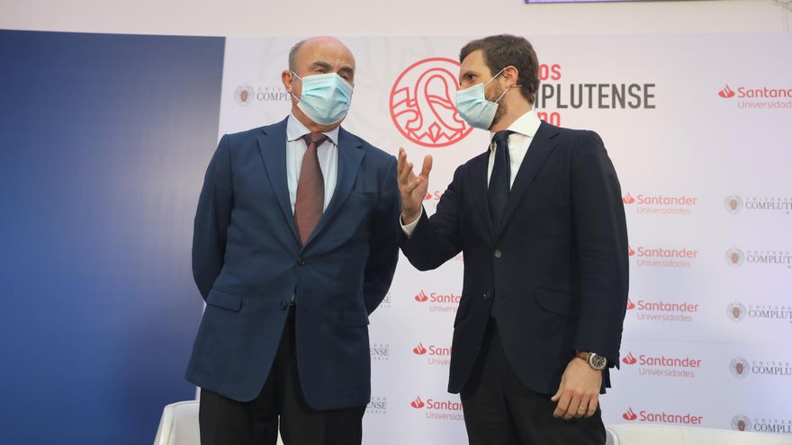 Archivo - El vicepresidente del Banco Central Europeo y exministro de Economía, Luis de Guindos, y el presidente del PP, Pablo Casado, antes de participar en los cursos de Verano en San Lorenzo de El Escorial, Madrid (España), a 20 de julio de 2020.