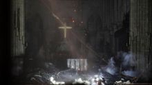 Los bomberos dan por extinguido el incendio que ha devastado dos tercios del techo de la catedral de Notre-Dame