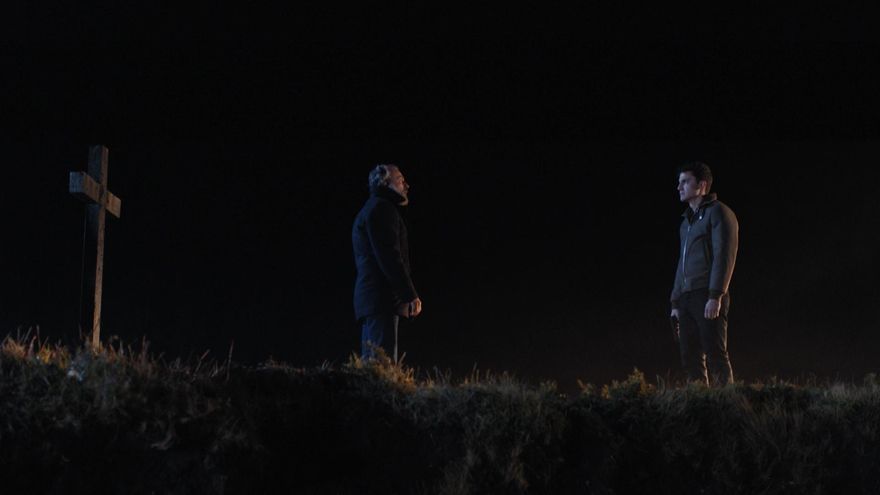 Nemo y Mario en lo alto del acantilado, ante la tumba del padre de Mario