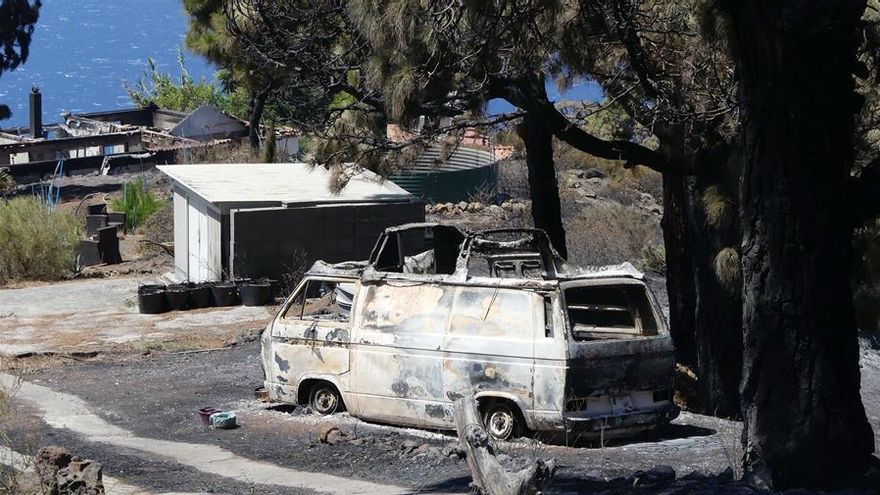 Vehículo calcinado por el incendio en Garafía.