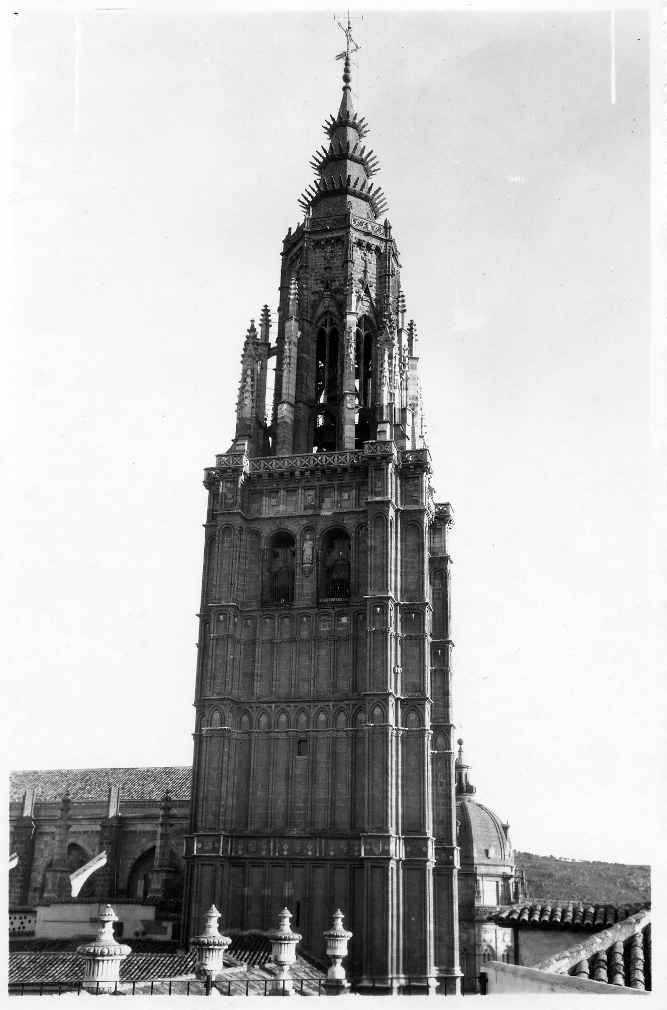 Torre campanario de la Catedral de Toledo, debajo de ella está la Capilla del Tesoro. Años 50-60.