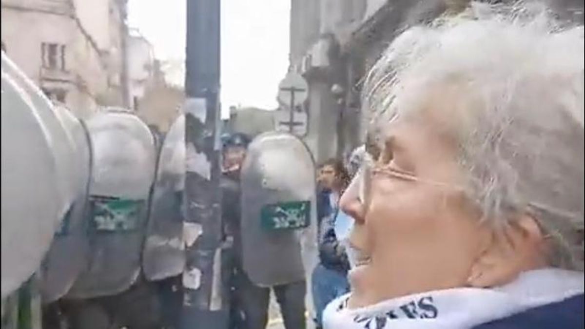Gendarmería reprimió una nueva marcha de jubilados frente al Congreso y el padre Paco Olveira volvió a ser agredido