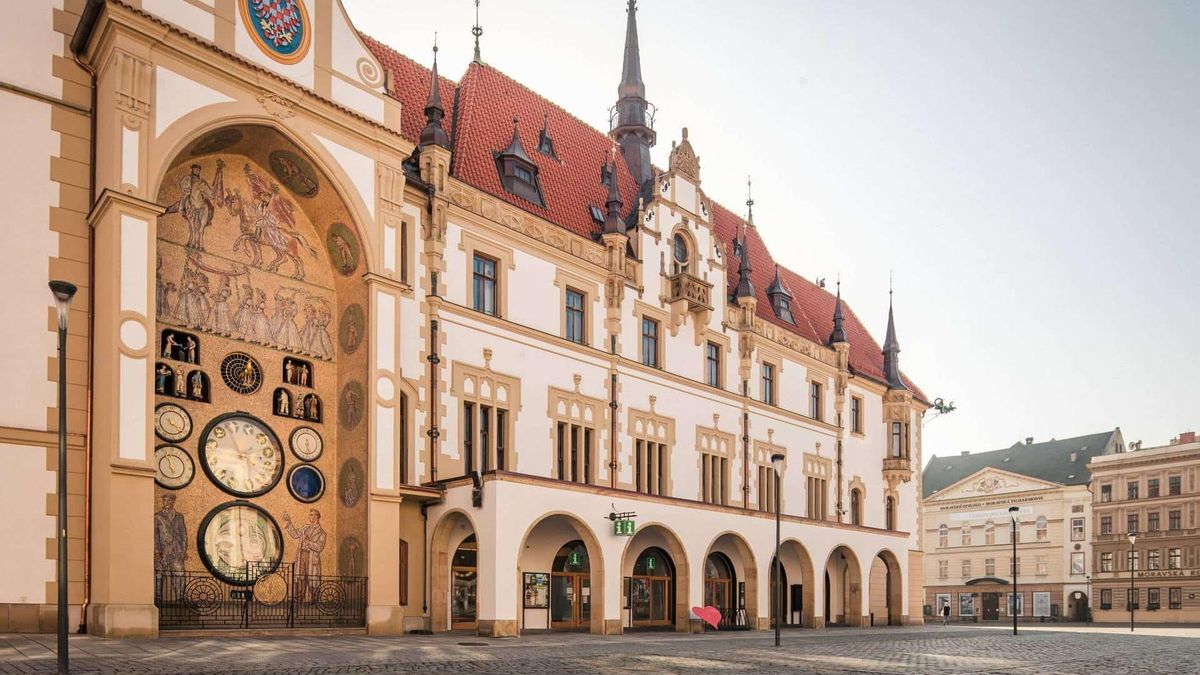 A las doce del mediodía el espectacular reloj cobra vida durante siete minutos, atrayendo a locales y turistas que se congregan frente a la fachada del ayuntamiento