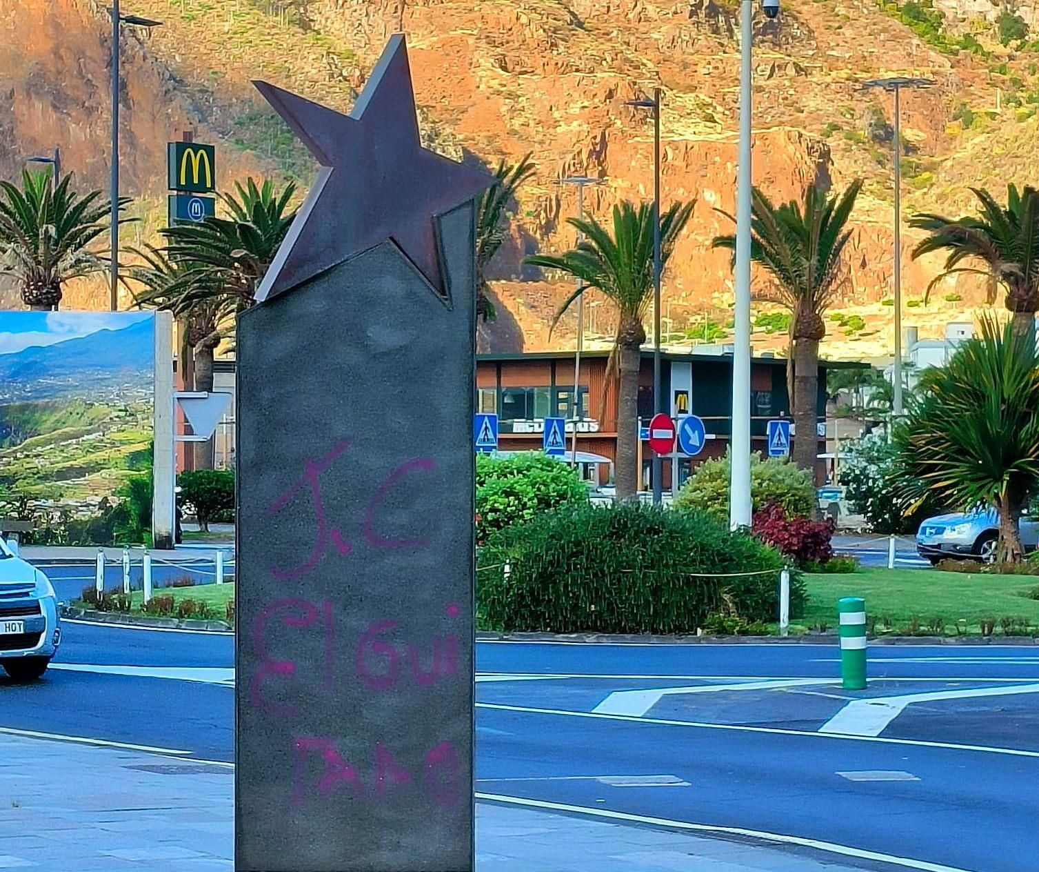 Pintadas en el Paseo de las Estrellas, en la Avenida Marítima de Santa Cruz de La Palma.