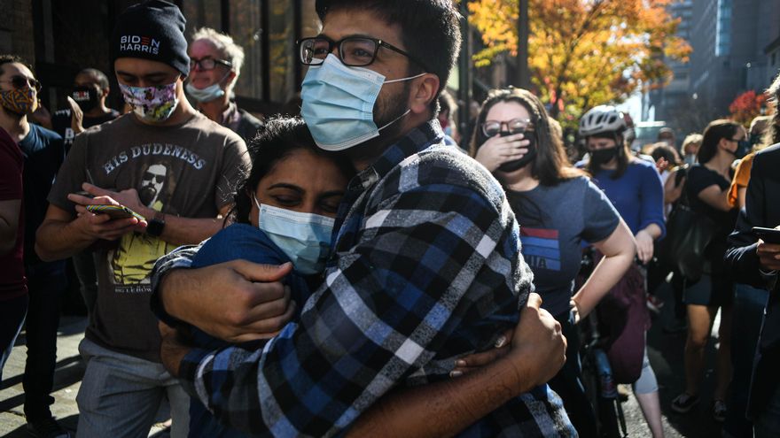 Una pareja se abraza en las calles de Filadelfia, la mayor ciudad de Pensilvania, tras conocer la victoria del candidato demócrata en ese estado