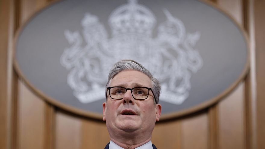 El primer ministro del Reino Unido, Keir Starmer, ofrece una conferencia de prensa en la sala de prensa de Downing Street en Londres, este jueves.