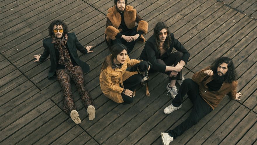 La artista española Anni B Sweet firma su último disco de estudio junto al grupo de pop psicodélico Los Estanques. EFE/Sergio Albert/Inbopohonic