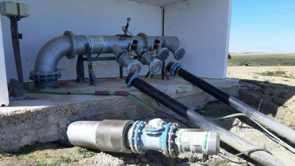 Bombas conectadas a los pozos para extraer el agua.