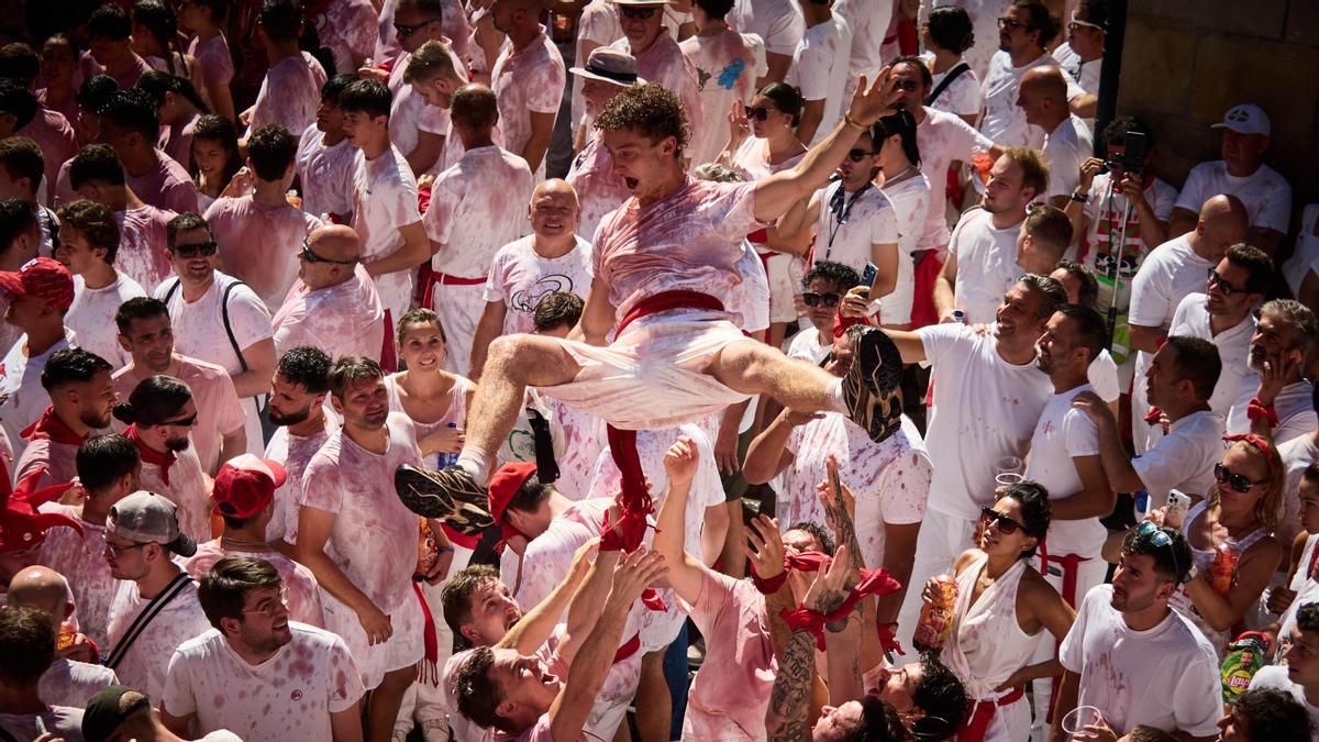 Pamplona lanza el Chupinazo de los Sanfermines con un homenaje a los sanitarios: "Espero que no se me salten las lágrimas"