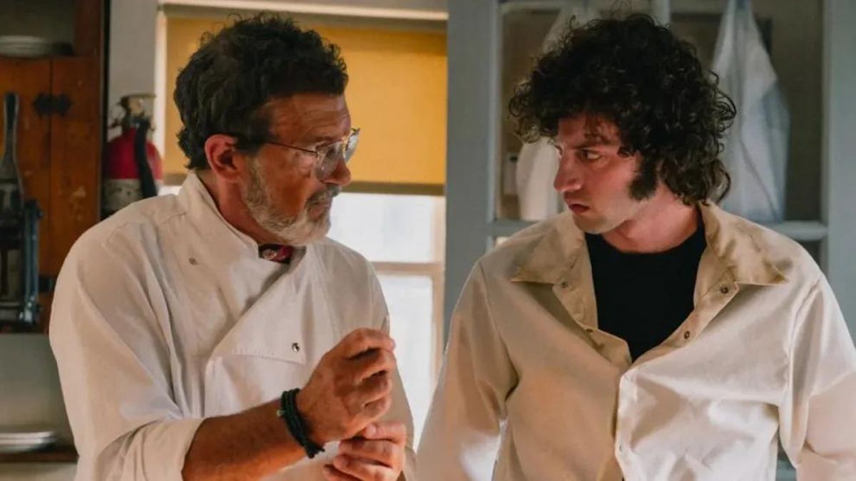 'Tony', dirigida por Matt Johnson, con Antonio Banderas (i) y Dominic Sessa ('Los que se quedan') en el papel de un joven Anthony Bourdain