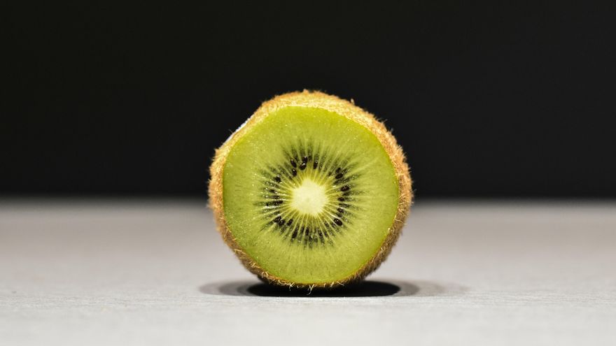Un batido, una ensalada o una tarta: tres platos con kiwi tan deliciosos como sorprendentes