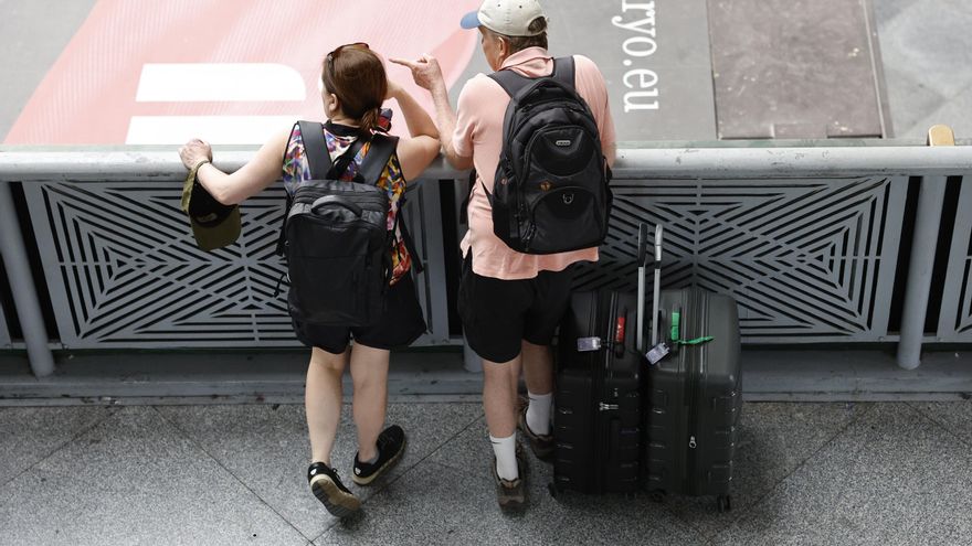 Consumo identificó hasta 15.200 anuncios de pisos turísticos ilegales en Airbnb en Madrid