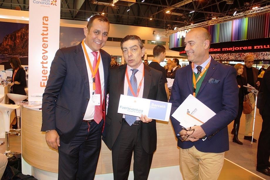 El consejero de Turismo de Fuerteventura, Blas Acosta (iz) en Fitur.