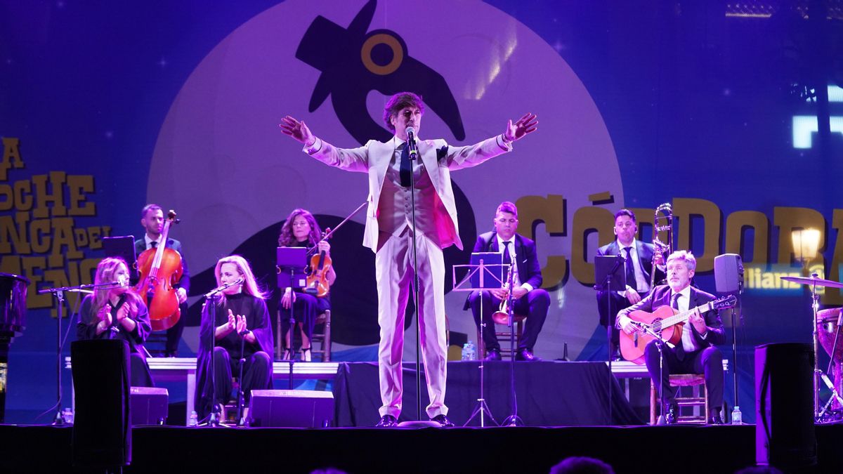 Manuel Lombo abrió la 17ª edición de La Noche Blanca en una abarrotada plaza de Las Tendillas