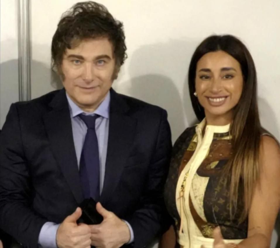 Javier Milei  Laura y Belén Arrieta, en la cumbre CPAC, el 4 de diciembre de 2024.