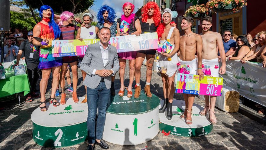 El alcalde de Gáldar, Teodoro Sosa, junto a los ganadores de la Carrera de Tacones.