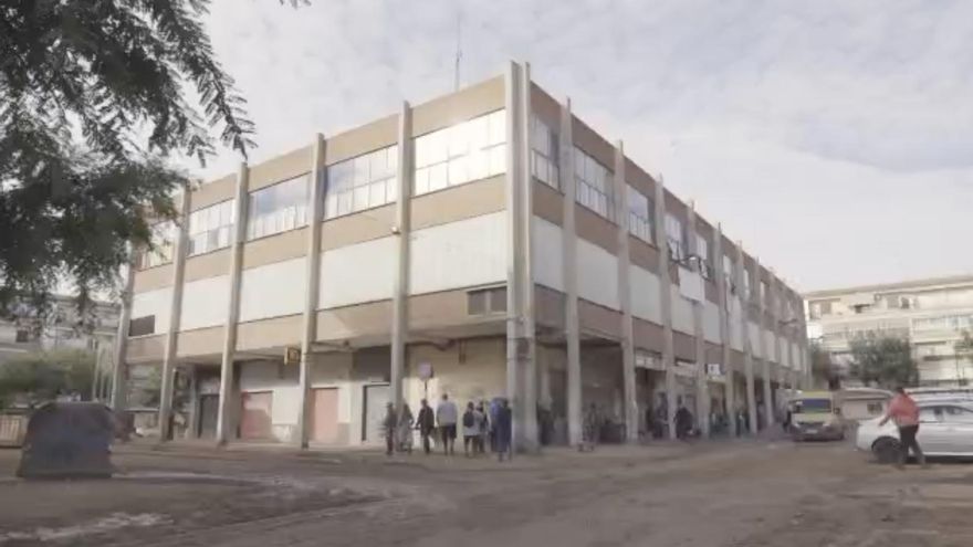 Manifestación del Parke Alcosa contra las "amenazas de cierre" al supermercado social creado tras la dana