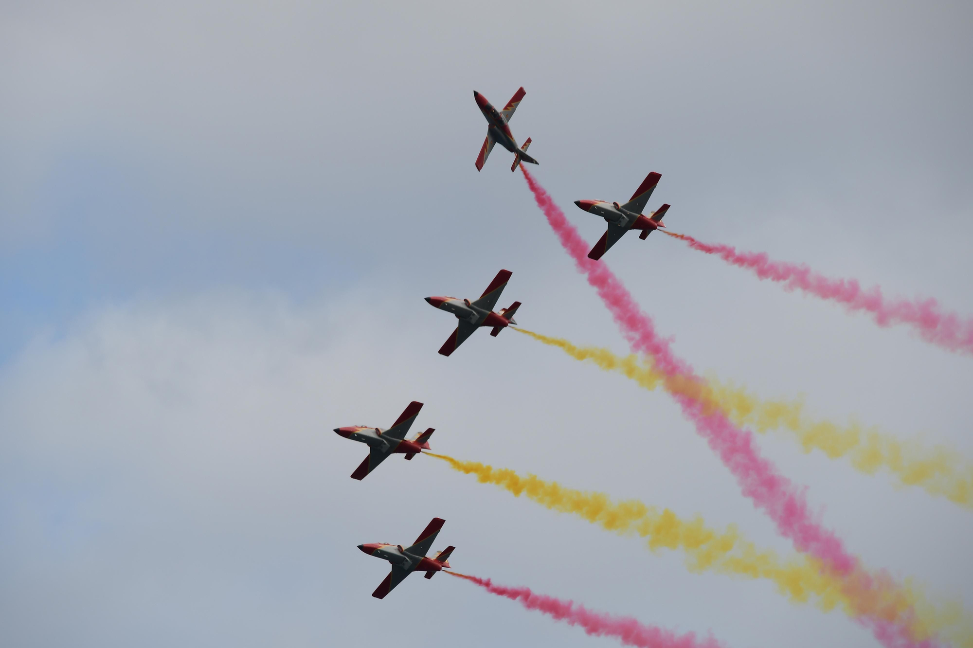 La Patrulla Águila del Ejército del Aire y del Espacio ha llevado a cabo varias pasadas sobre la bahía de Las Palmas de Gran Canaria, realizando distintas maniobras acrobáticas, entre ellas algunas de gran dificultad como la llamada 'sacacorchos' o el 'cruce Borgoña'.