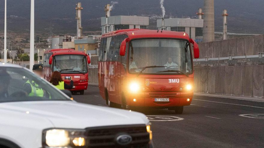 Llegada de guaguas de la Unidad Militar de Emergencias al puerto.
