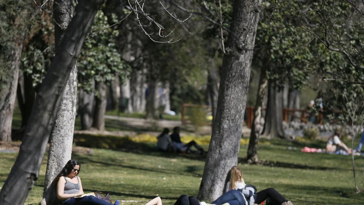 En la imagen de archivo, varias chicas toman el sol en el parque del Retiro en Madrid. EFE/Fernando Alvarado