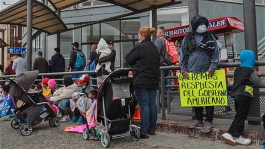 Migrantes pernoctan a unos metros del cruce fronterizo entre México y EE.UU.