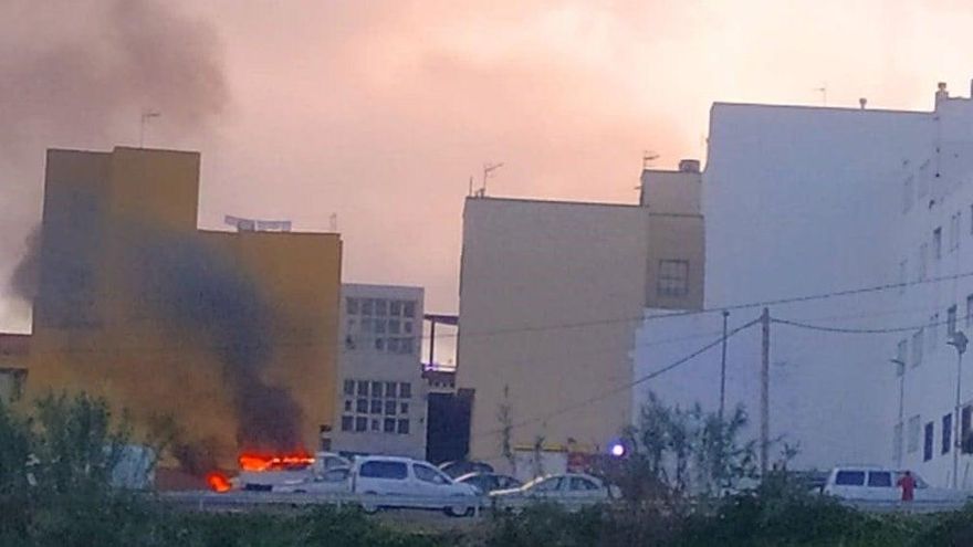 El coche en llamas en el casco urbano de San Andrés y Sauces. BOMBEROS LA PALMA