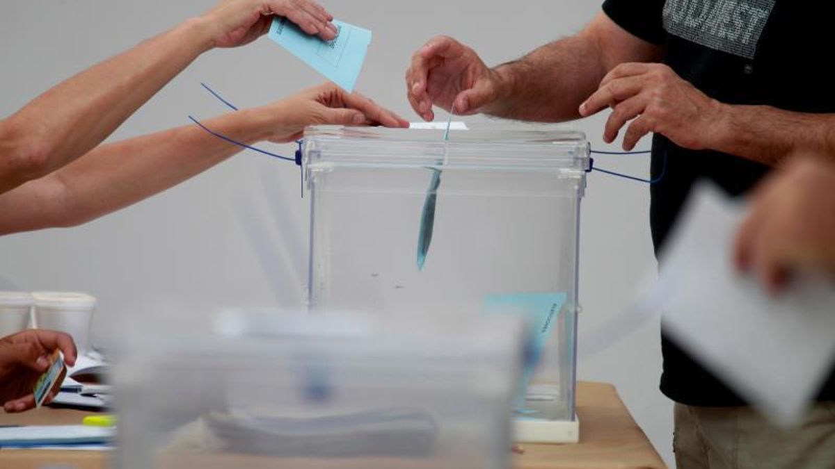 Las rectificaciones en el recuento de votos cambian el tablero en una docena de municipios de Andalucía