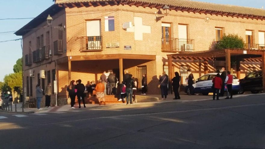 Cuando ser atendido en tu centro de salud supone hacer cola en la calle: un pueblo de Guadalajara pide soluciones