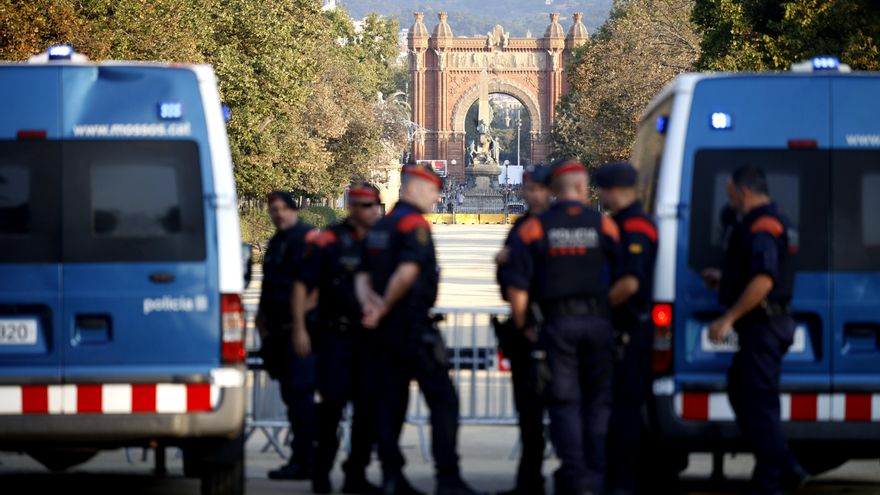 Agentes de los Mossos d'Esquadra en la zona de Arc de Triomf antes de la intervención de Puigdemont.