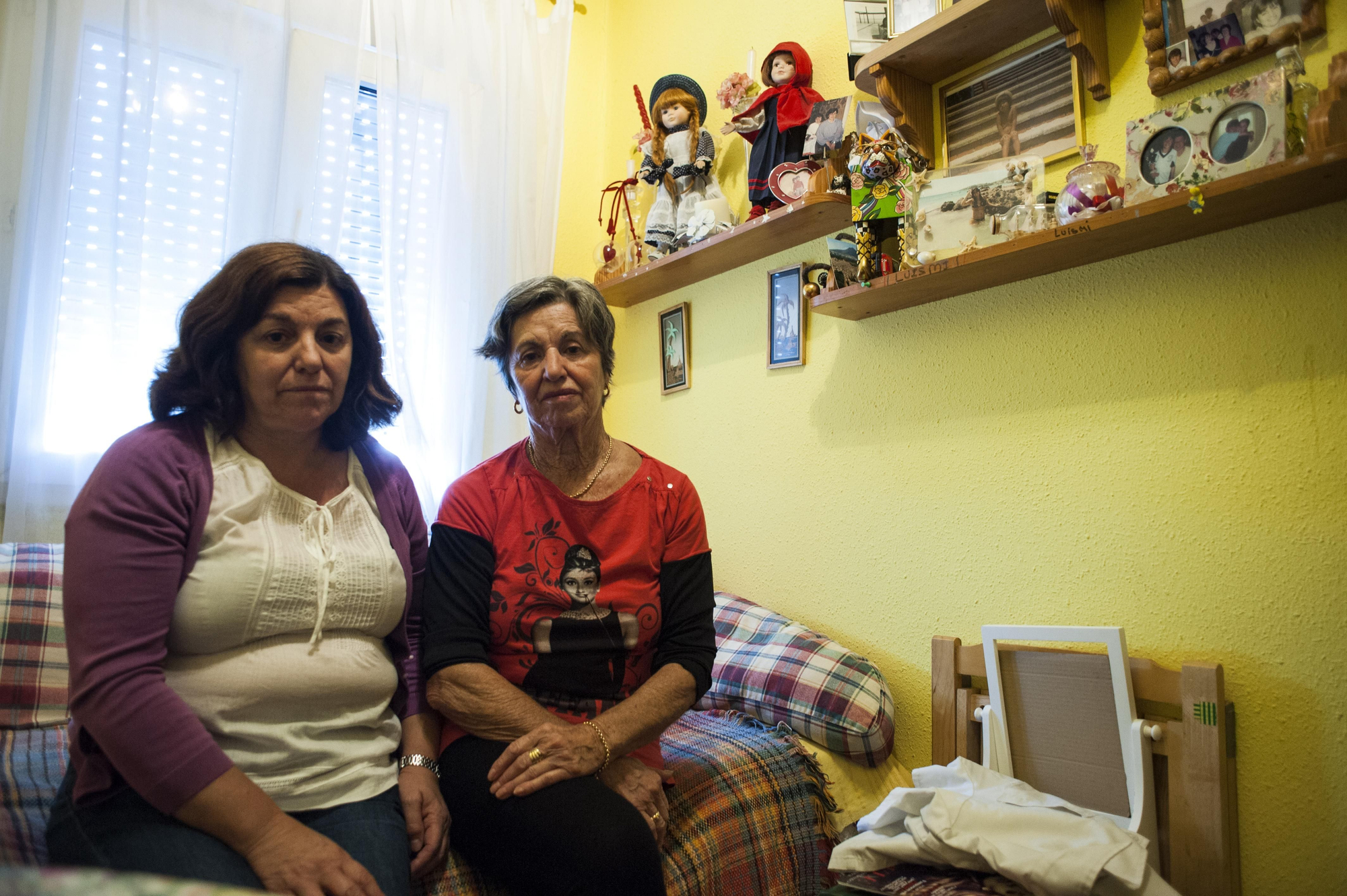 Yuca Gutiérrez con su hija María José, que ha vuelto a vivir en el barrio en el que nació. | Joaquín Gómez Sastre