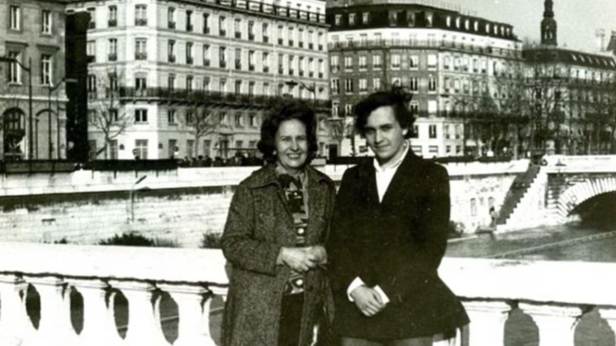 Mima Molfino y su hijo menor, Gustavo, en París, tiempo antes de su secuestro y asesinato.