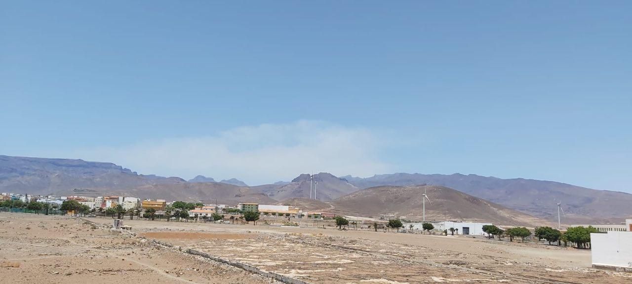 El incendio de este sábado se aprecia desde Vecindario.