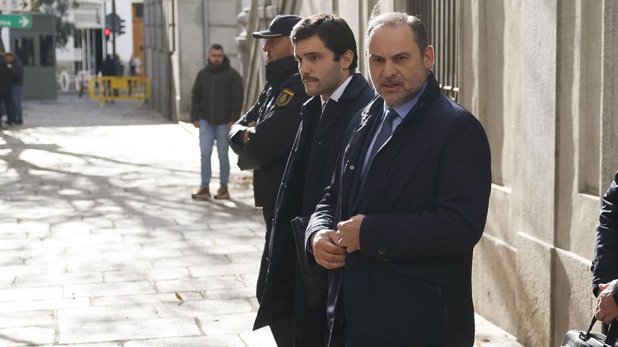 El exministro de Transportes José Luis Ábalos tras prestar declaración voluntaria en el caso Koldo ante el magistrado del Tribunal Supremo Leopoldo Puente, por supuesta contratación irregular de mascarillas y material sanitario durante la pandemia. EFE/ Mariscal