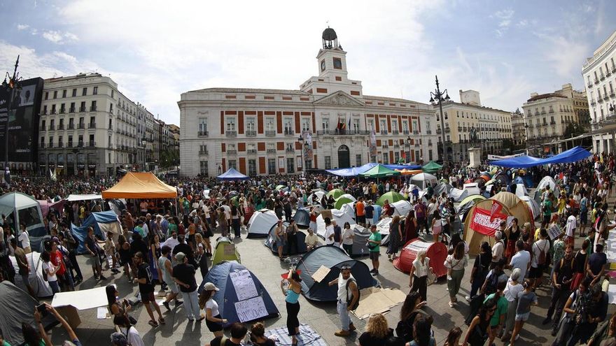 Cientos de personas ocupan con tiendas de campaña desde ayer sábado la madrileña Puerta del Sol como protesta por el precio de la vivienda. EFE/ Rodrigo Jiménez