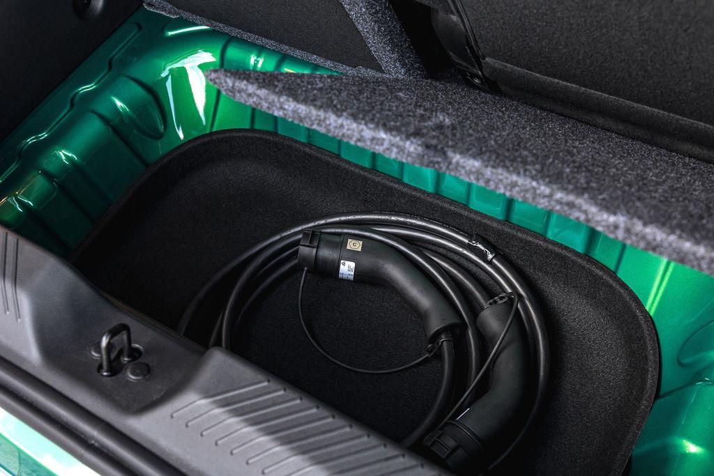 Detalle del compartimento bajo la moqueta del maletero.