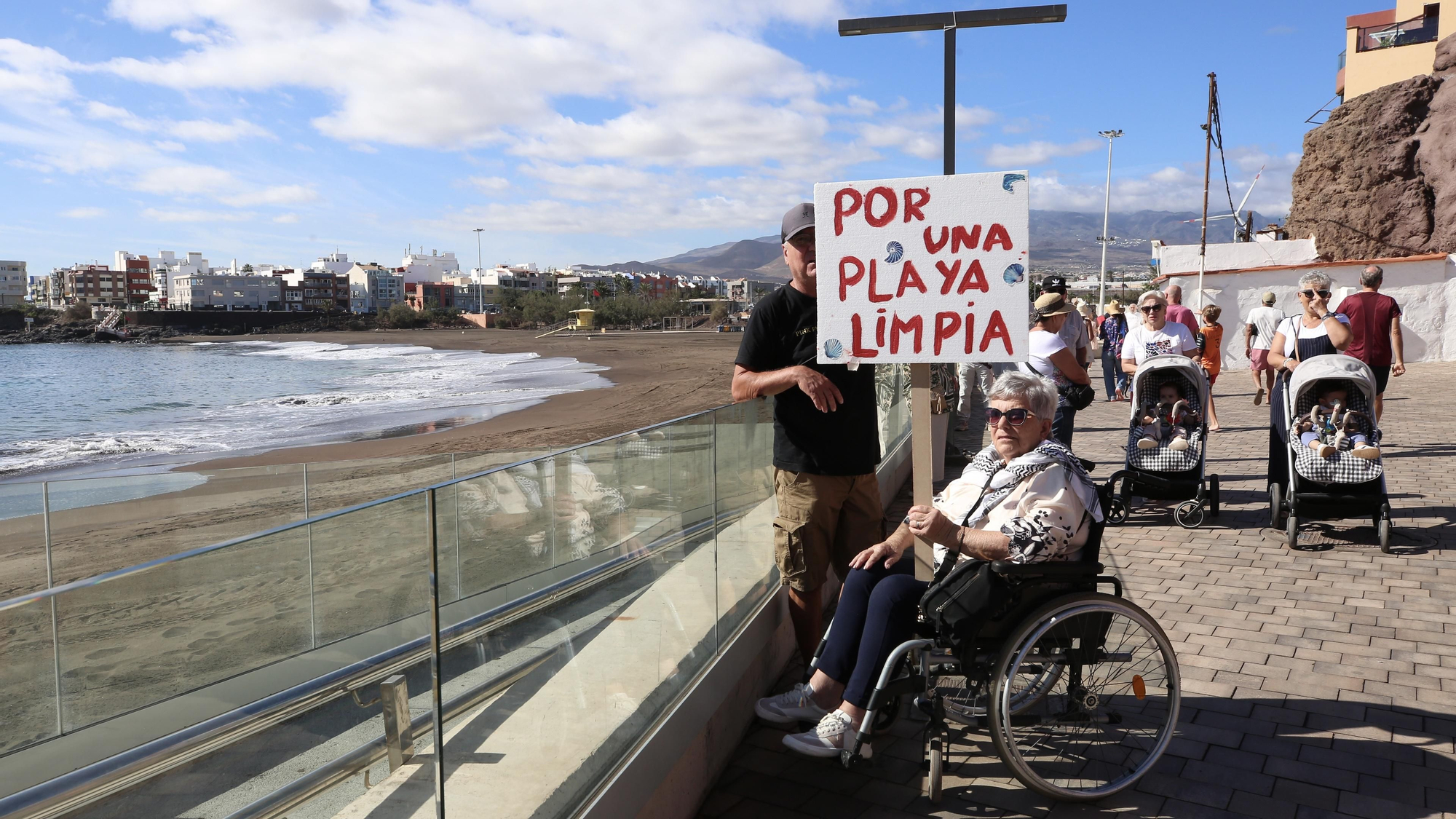 Manifestación en Melenara contra los vertidos: "Esto huele a muerto"