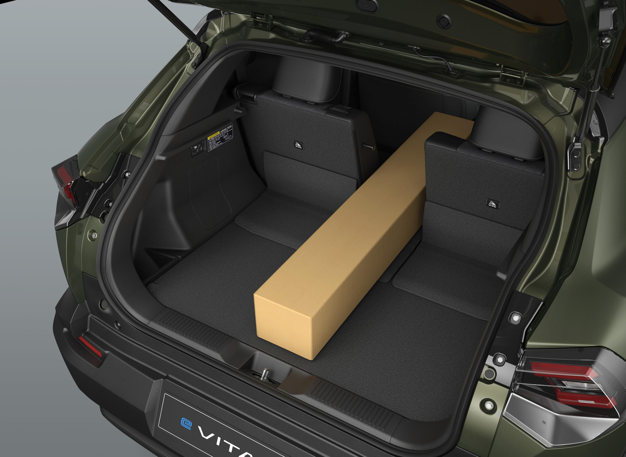 El asiento trasero se desliza a lo largo y permite cargar objetos bastante largos.