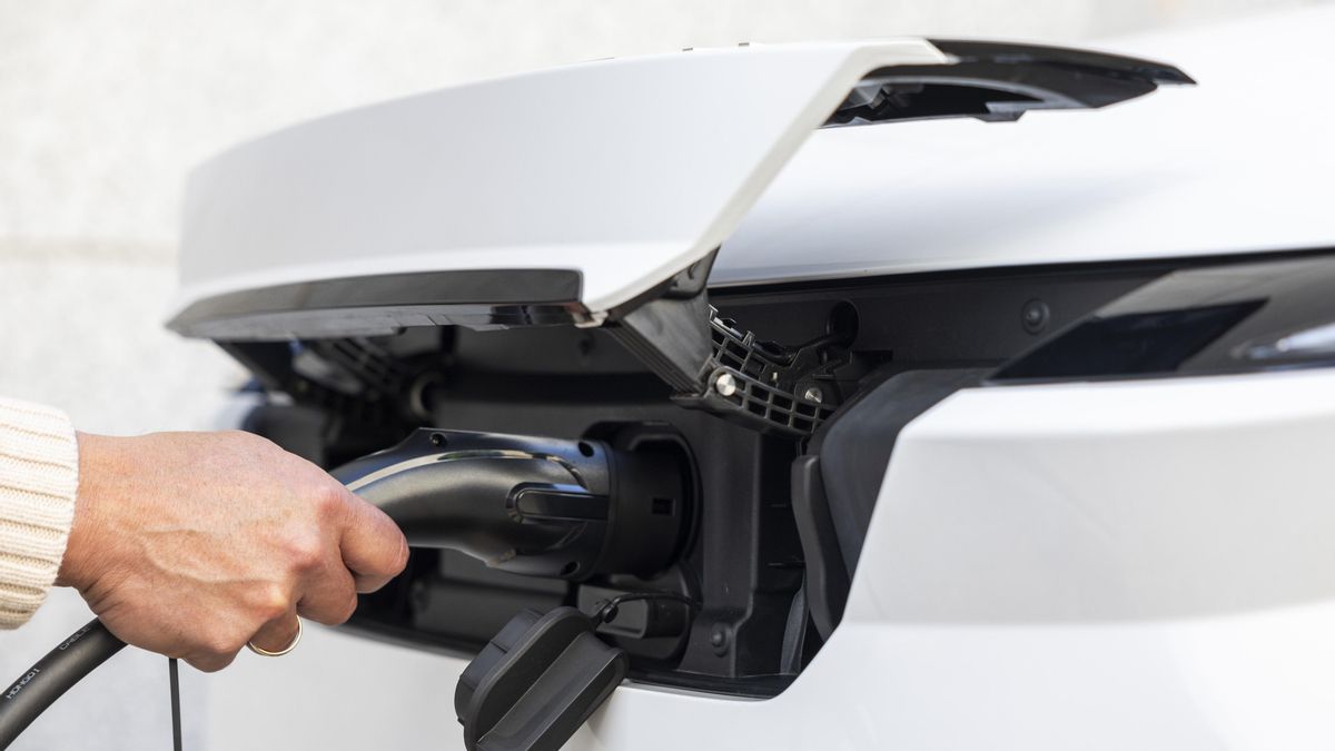 La patronal de los constructores europeos aboga por facilitar el acceso al coche eléctrico.