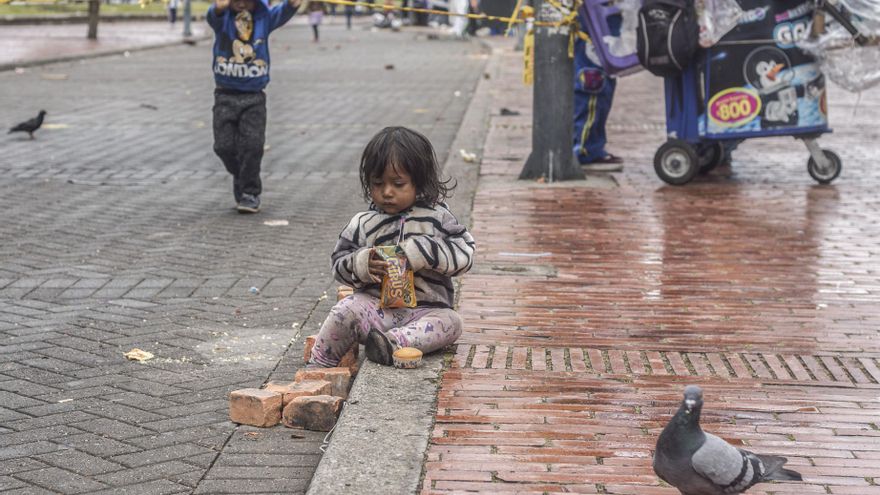 Una niña en un campamento improvisado en un parque del centro de Bogotá, en agosto de 2020.