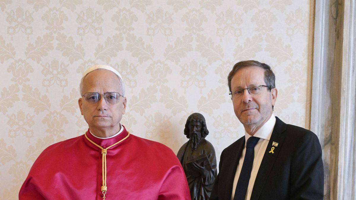 El Papa León XIV con el presidente israelí Isaac Herzog en la Ciudad del Vaticano. 