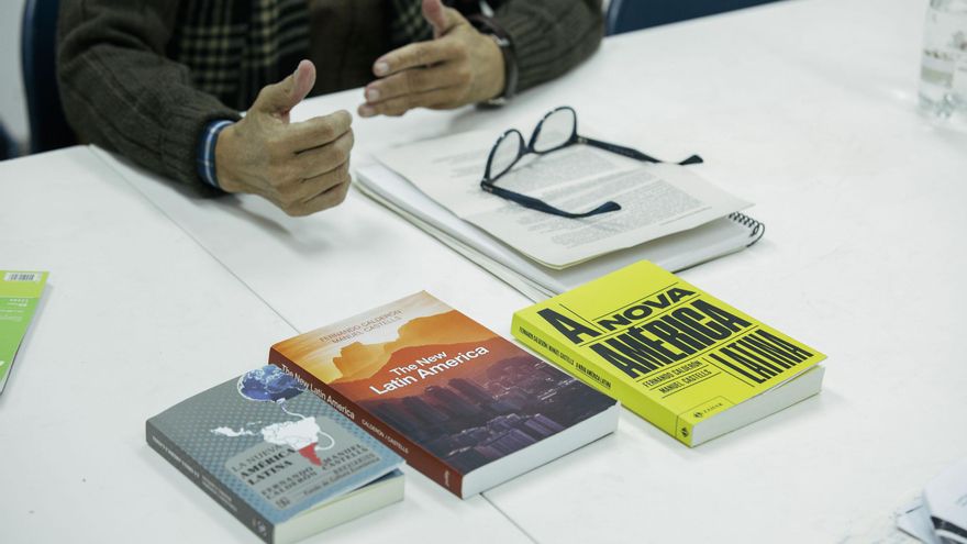 "La Nueva América Latina", el libro de 2019 que escribió Calderón junto a Manuel Castells, en sus versiones en español, inglés y portugués, de reciente aparición.