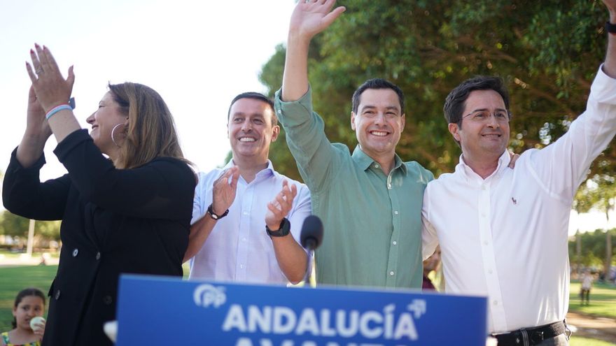 El candidato del PP, Juanma Moreno, con la consejera de Agricultura, Carmen Crespo, el alcalde de El Ejido, Paco Góngora, y el presidente provincial del PP en Almería, Javier Aureliano García.