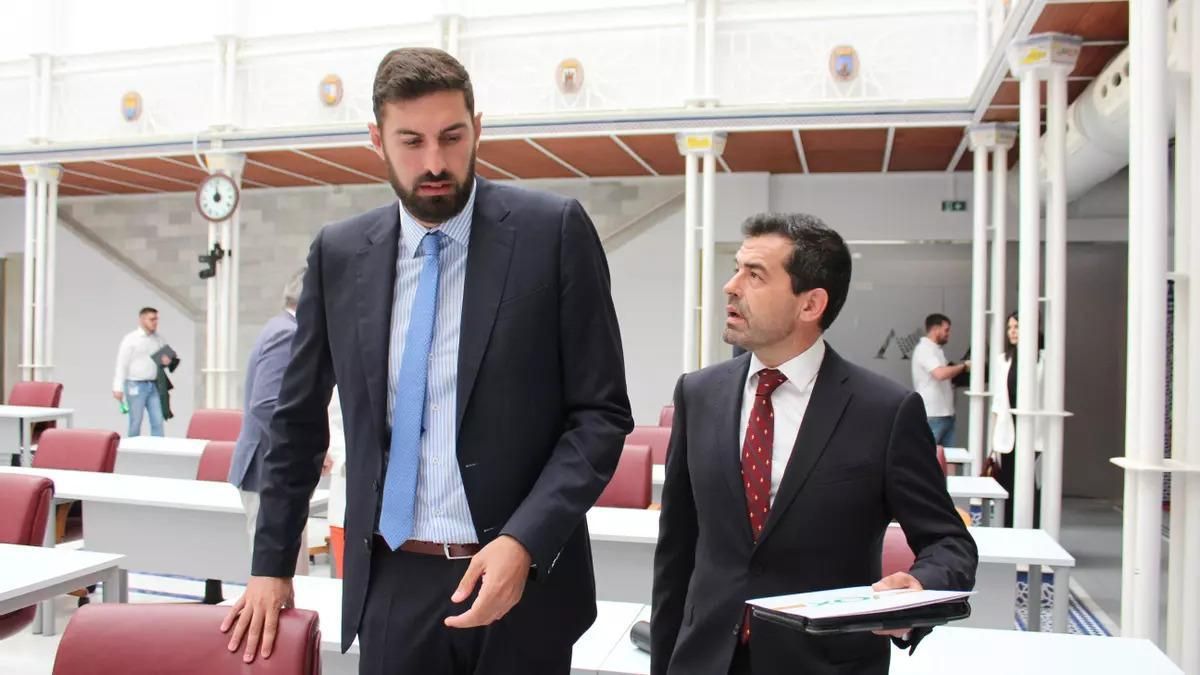 Dos cargos de Vox en la Región de Murcia investigados por falsificar la firma de Antelo y cesarle como portavoz