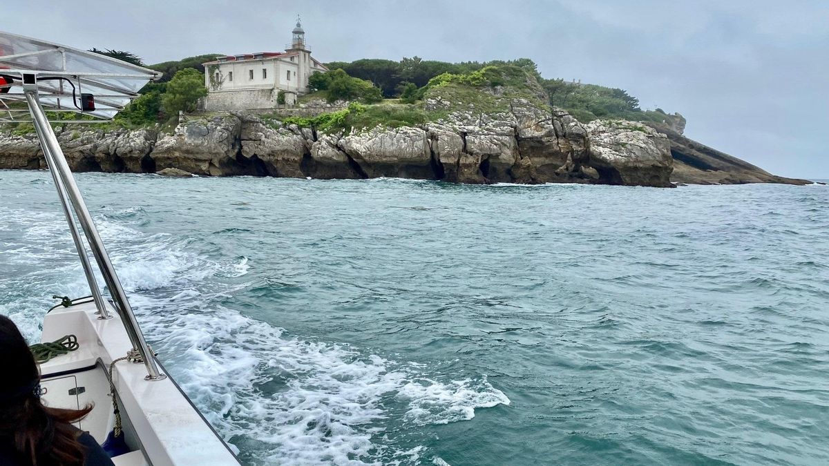 Embarcación realiza una ruta marítima en Cantabria
