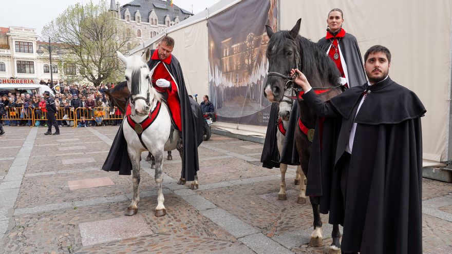 Lectura del pregón a caballo de la Cofradía de las Siete Palabras de Jesús en la Cruz.