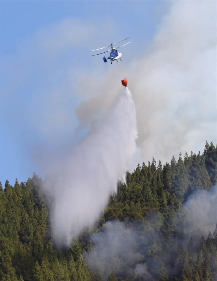 Un helicóptero en el incendio declarado este sábado en la zona de Artenara en el oeste de la isla de Gran Canaria. EFE/Elvira Urquijo A.