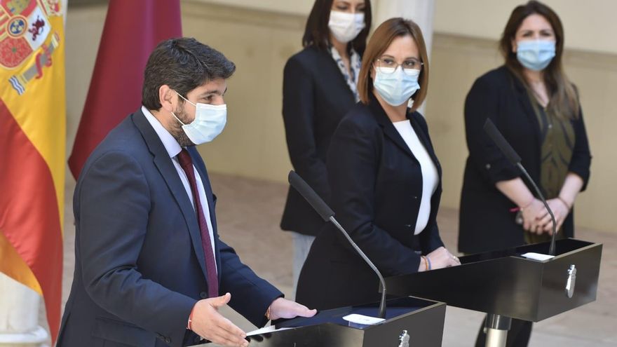 El presidente de la Comunidad, Fernando López Miras, junto con la vicepresidenta, Isabel Franco, y la diputada de Ciudadanos, Valle Miguélez, en la rueda de prensa en la que han anunciado el fracaso de la moción de censura