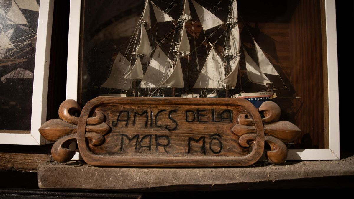 Uno de los barcos en miniatura que elabora el marinero y fundador de Amics de la Mar, Paco Bosch, da la bienvenida a la cantera