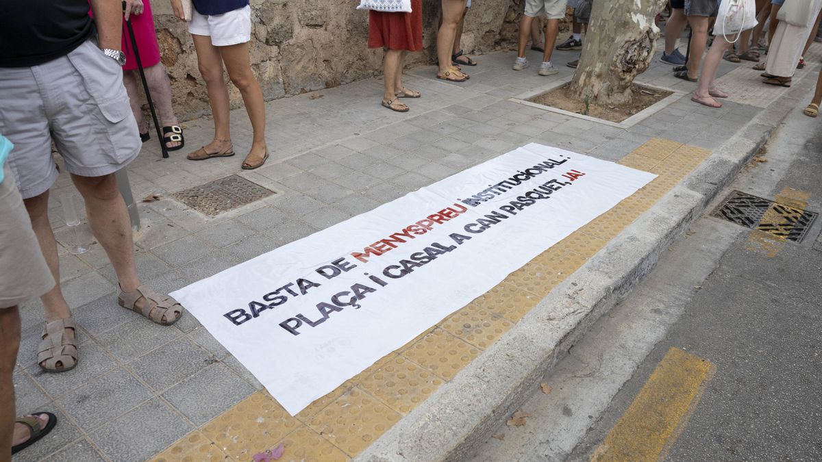 Uno de los carteles exhibidos durante la concentración